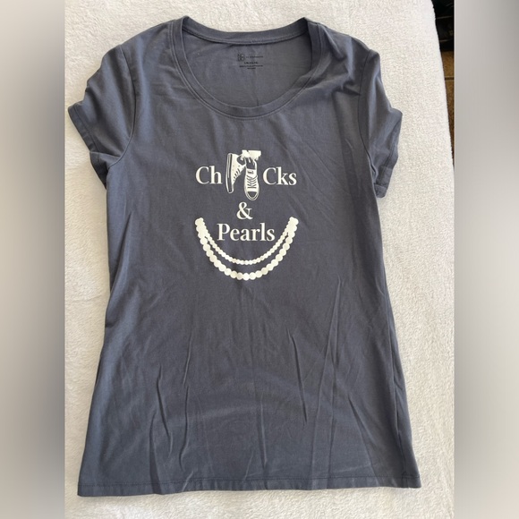 Chucks & Pearls T- shirt - Picture 2 of 2
